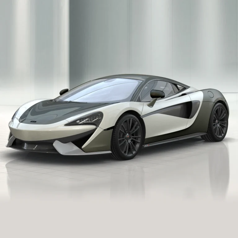 Триизмерна визуализация на спортен автомобил McLaren в бяло и сиво, представен в студийна среда с отражения върху пода.