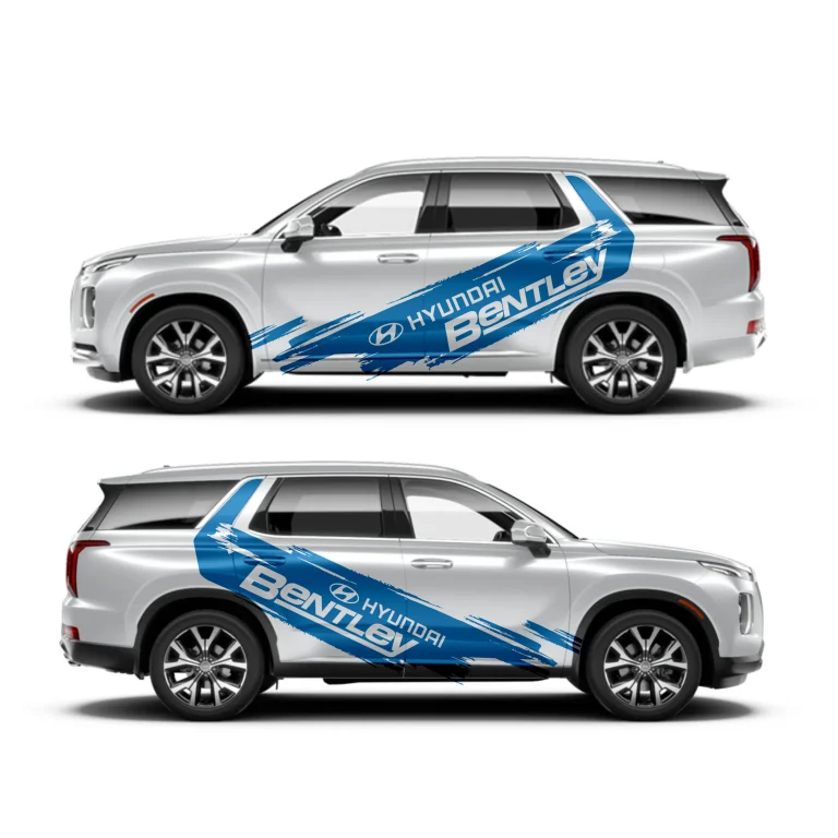 Дигитален макет на сребрист SUV автомобил с поставена синя графична лепенка с надписи Hyundai и Bentley от двете страни.