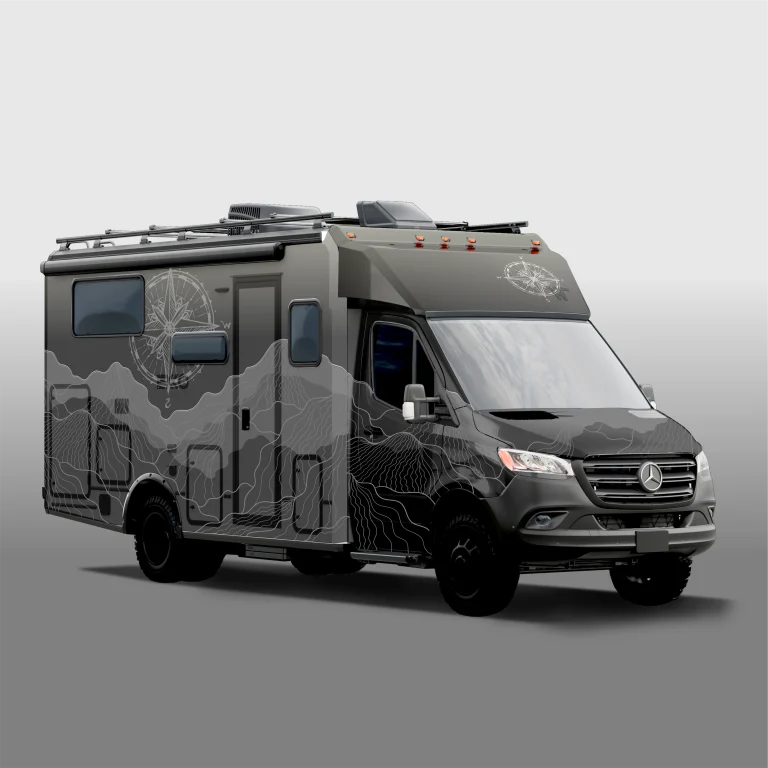 Дигитален макет на кемпер Mercedes с тъмносив цвят, украсен с графични линии на топографски карти и компас.