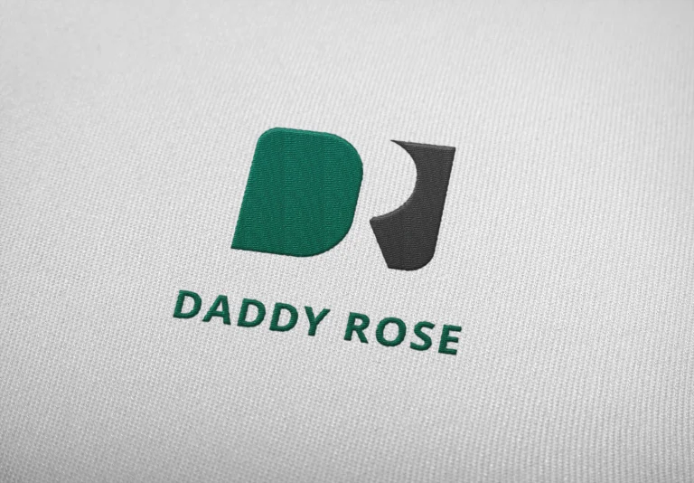 Дигитален макет на лого с надпис DADDY ROSE, представено с ефект на бродиран текстил върху светла материя.