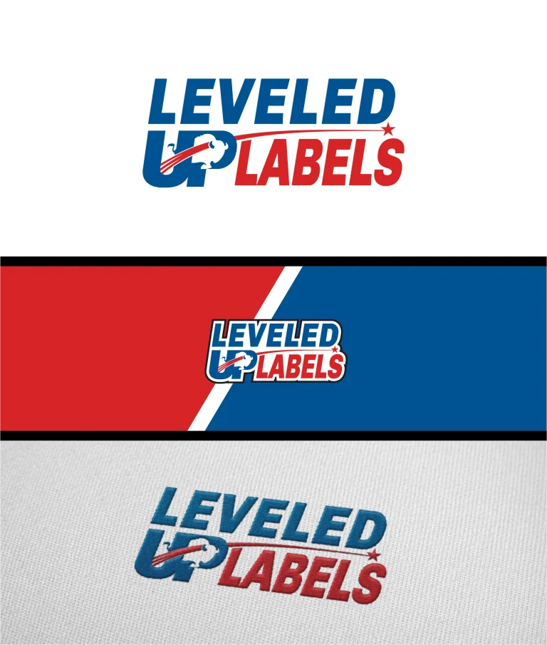 Графично представяне на лого с надпис Leveled Up Labels в синьо и червено, показано върху бял фон и като текстилна бродерия.
