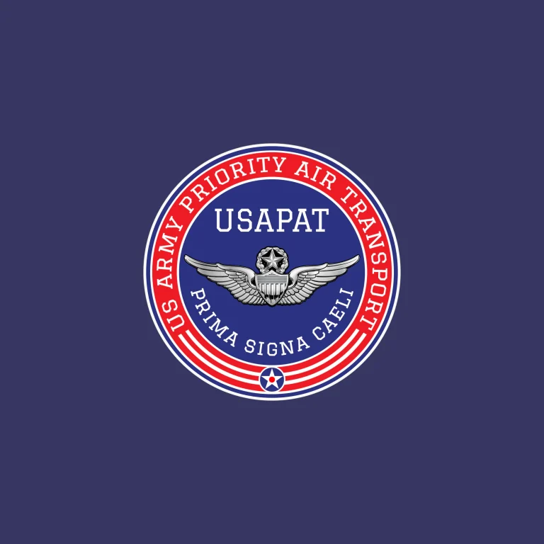 Кръгла емблема на USAPAT с крила, звезда и надписи върху тъмносин фон с червени и бели концентрични линии.