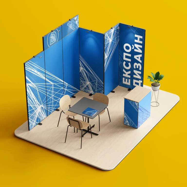 3D визуализация на изложбен щанд със сини пана, маса с три стола, рецепция и декоративно растение върху дървена платформа.