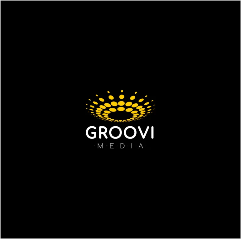 Графично лого на Groovi Media с жълт елемент от точки, подредени в полукръг върху черен фон.
