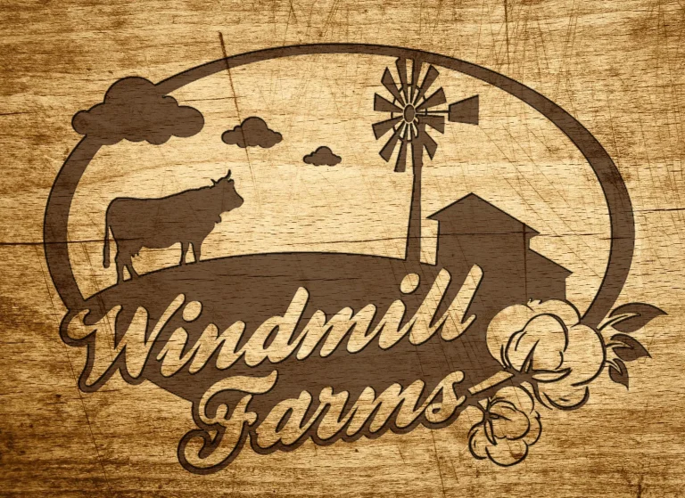 Графично лого с надпис Windmill Farms, изобразяващо крава, вятърна мелница и памукови цветове върху текстура на дърво.