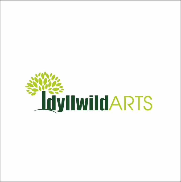 Графично лого с надпис IdyllwildARTS и стилизирано зелено дърво върху бял фон.