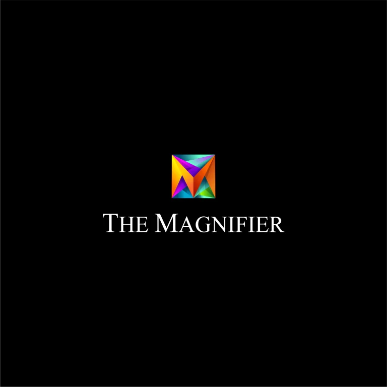 Лого с многоцветен геометричен символ във формата на квадрат и надпис The Magnifier на черен фон.