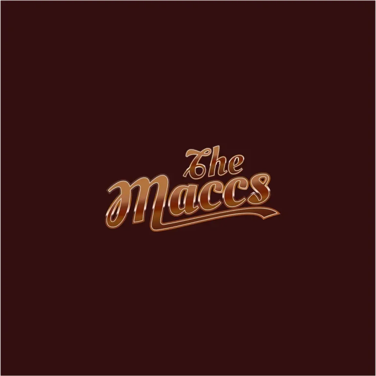 Лого с надпис The Maccs, изписан с кафяви букви с ефект на гланц и светли контури върху тъмен фон.