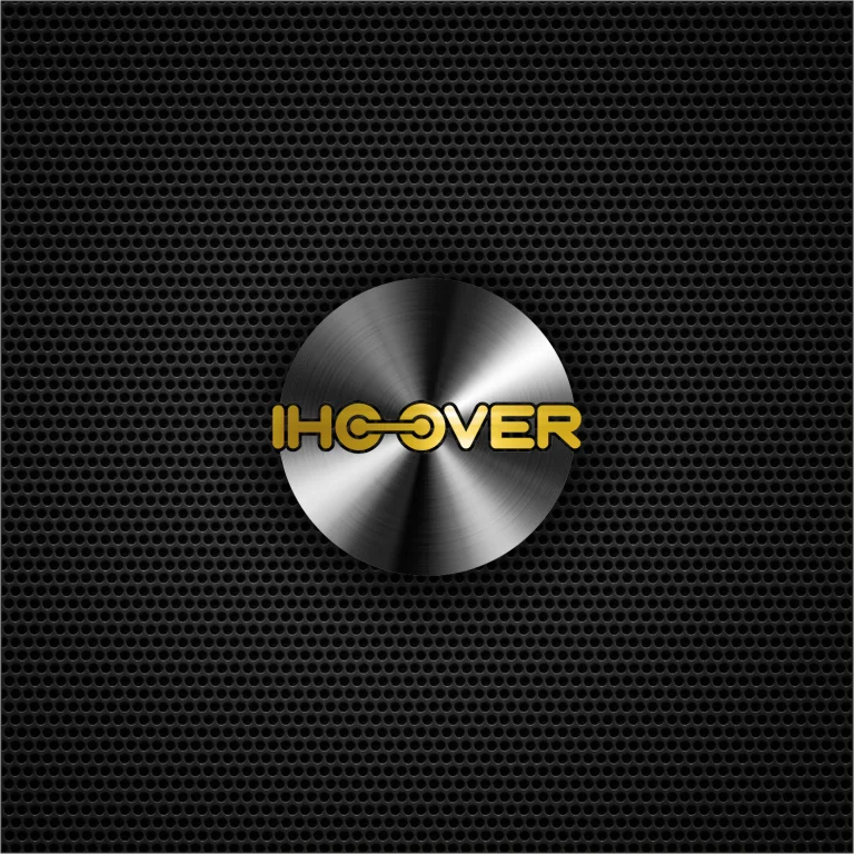 Дигитално изображение с надпис IHCOVER в жълто върху кръгъл метален елемент с отблясъци на фона на перфорирана черна повърхност.