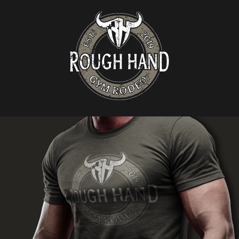 Визуализация на кръгло лого с бичи рога и надпис Rough Hand върху тъмна тениска, носена от атлетичен мъж.