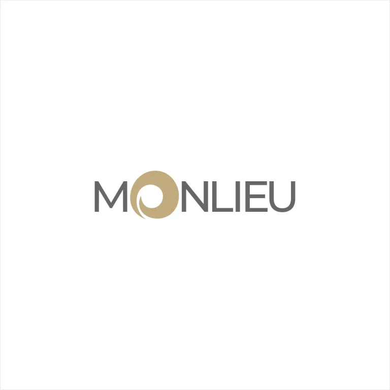 Минималистично лого с надпис MONLIEU, където буквата О е представена като стилизиран златист кръг с извита форма.