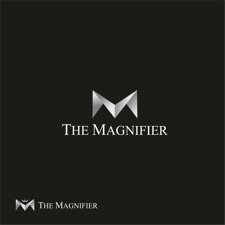 Минималистично лого с метално излъчване във формата на буквата М и надпис The Magnifier на тъмен фон.