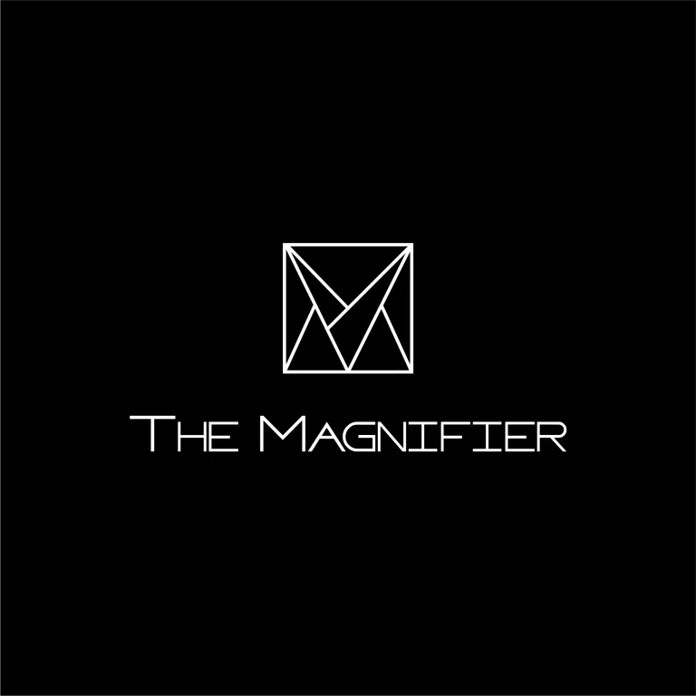 Минималистично бяло лого с геометрична буква М в квадрат и изписано име The Magnifier на черен фон.