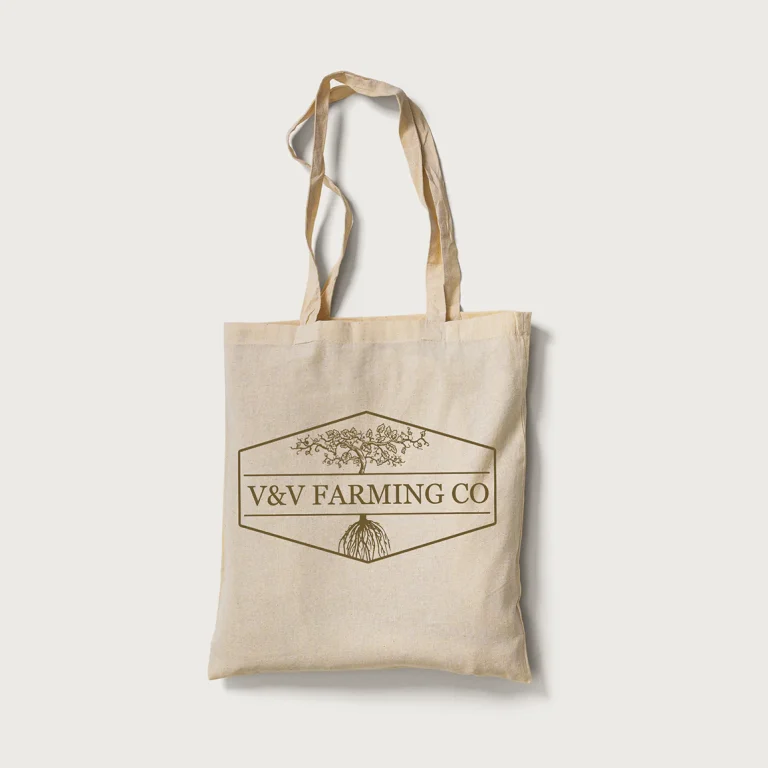 Дигитален макет на бежова платнена торба с отпечатано лого на V&V FARMING CO в шестоъгълна рамка.