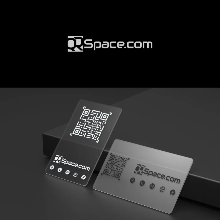 3D визуализация на прозрачни визитни картички с QR код и логото на QRSpace.com върху тъмна повърхност.