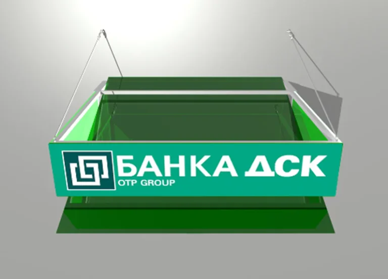 Триизмерна визуализация на правоъгълна висяща рекламна табела с логото на Банка ДСК, окачена на тънки метални въжета.