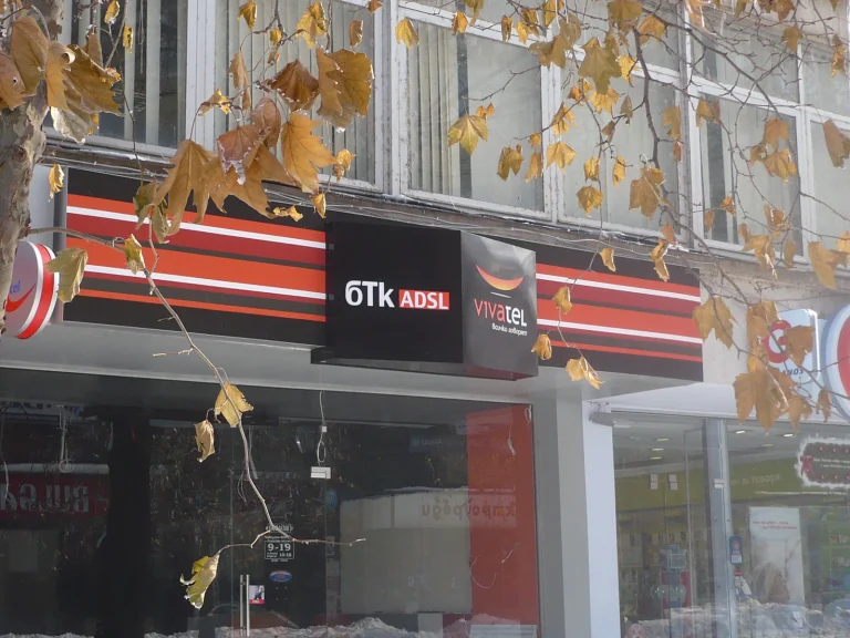 Външна реклама с логото на Vivatel и надпис БТК ADSL върху фасадата на търговски обект с витрини.