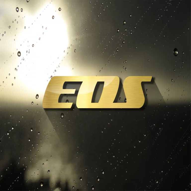 Златист надпис EOS с метален ефект, поставен върху тъмен фон с реалистични водни капки и отблясъци.