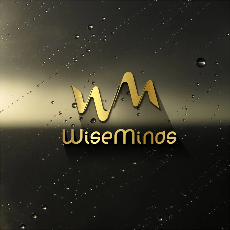 Златисто лого WiseMinds с релефен ефект, поставено върху тъмна стъклена повърхност с водни капки.